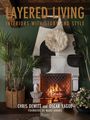 "Layered Living: Interiors with Story and Style", weiße Schrift auf einem gemütlichen Wohnzimmer mit Kamin und Pflanzen.