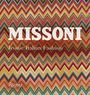 „MISSONI Iconic Italian Fashion“ auf buntem Zickzack-Hintergrund.