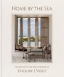 „Home by the Sea“ und „The Architecture and Interiors of Khoury | Vogt“. Fenster mit Meerblick und gemütlichem Sitzbereich.