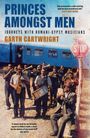 PRINCES AMONGST MEN, JOURNEYS WITH ROMANI-GYPSY MUSICIANS, GARTH CARTWRIGHT. Eine Gruppe von Musikern vor einem blauen Zug.