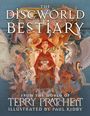 "The Discworld Bestiary" und "From the World of Terry Pratchett" sind mit einer illustrativen Fantasieszene von Kreaturen verbunden.