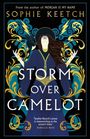 "STORM OVER CAMELOT" von Sophie Keetch. Kunstvolle Illustration einer Frau mit einem Rabenvogel, umgeben von goldenen Verzierungen.