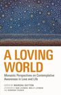 "A Loving World" in großer, orangefarbener Schrift. Oben eine dichte Ansammlung von Sternen in einem nächtlichen Himmel.