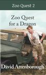 Oben steht "Zoo Quest 2", darunter "Zoo Quest for a Dragon". Unten "David Attenborough". Ein Mann lehnt an einem Jeep.