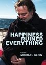 Titel: "Happiness Ruined Everything", Essays von Michael Klein. Ein Mann sitzt am Strand, schaut nachdenklich.