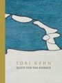 „TOBI KAHN: QUEST FOR THE ESSENCE“. Illustration mit blauen und weißen Abstraktionen.