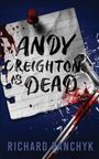 „ANDY CREIGHTON IS DEAD“ steht auf blutbeflecktem Papier, darunter „Richard Panchyk“. Ein blutiger Hammer liegt daneben.