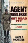 „Not a New York-Timed Bestseller. Agent Bigglesby: Not Dead Yet. A Parody. James P. Rochester.“ Alter Mann im Trenchcoat.