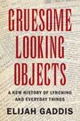 Text: "Gruesome Looking Objects: A New History of Lynching and Everyday Things. Elijah Gaddis." Hintergrund: Zeitungsartikel.