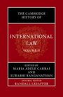 „The Cambridge History of International Law, Volume II“. Rotes Buchcover mit weißem Text, dekoratives Siegel.