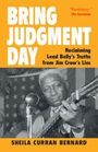 „BRING JUDGMENT DAY“ und „Reclaiming Lead Belly’s Truths from Jim Crow’s Lies“. Scharz-Weiß-Foto eines Mannes mit Gitarre.
