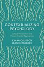 "Contextualizing Psychology: Critical Perspectives and Person-Oriented Approaches." Autoren: Eva Magnusson, Jeanne Marecek. Abstrakte blattartige Muster auf grünem Hintergrund.