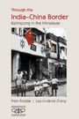 "Through the India–China Border: Kalimpong in the Himalayas." Autoren: Prem Poddar, Lisa Lindkvist Zhang. Schwarz-weiß Foto von Menschen vor einem Gebäude mit chinesischer und indischer Flagge.