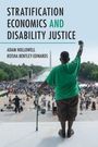 "Stratification Economics and Disability Justice" von Adam Hollowell und Keisha Bentley-Edwards steht über einer Menschenmenge.