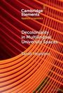 Text: "Cambridge Elements, Applied Linguistics. Decoloniality in Multilingual University Spaces. Sarah Hopkyns." Hintergrund: Abstrakte, orangefarbene Linien.