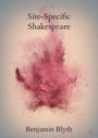 „Site-Specific Shakespeare“ oben, „Benjamin Blyth“ unten. Rosa verteilt sich wie Nebel auf hellem Hintergrund.