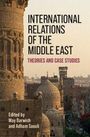 „International Relations of the Middle East: Theories and Case Studies“. Architektur der Nahost-Kulisse im Hintergrund.