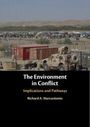 Text: "The Environment in Conflict: Implications and Pathways" von Richard A. Marcantonio. Stapel von Containern in Wüstenlandschaft.