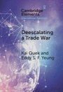 Text: "Cambridge Elements International Relations. Deescalating a Trade War. Kai Quek and Eddy S. F. Yeung." Darunter ein blau-lila Weltall-Hintergrund.