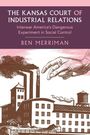 "The Kansas Court of Industrial Relations: Interwar America’s Dangerous Experiment in Social Control" von Ben Merriman. Illustration einer Fabrik mit riesiger Hand.