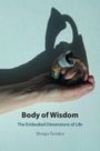 Text: "Body of Wisdom: The Embodied Dimensions of Life" von Shogo Tanaka. Eine Hand hält eine Muschel im Schatten.