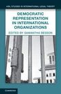 DEMOCRATIC REPRESENTATION IN INTERNATIONAL ORGANIZATIONS, herausgegeben von Samantha Besson. Foto von Gebäuden hinter Gitterstäben.