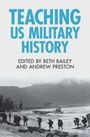 „TEACHING US MILITARY HISTORY“, bearbeitet von Beth Bailey und Andrew Preston. Schwarz-weißes Foto von Soldaten am Strand.