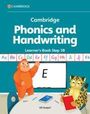 "Cambridge Phonics and Handwriting Learner's Book Step 3B". Zwei Tiere an einem Tisch üben Buchstaben schreiben.