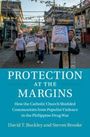 Titel: "PROTECTION AT THE MARGINS". Menschen tragen Särge durch eine belebte Straße.