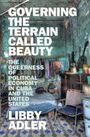 „Governing the Terrain Called Beauty“ von Libby Adler. Ein alter, farbenfroher Raum mit Stühlen und Küchenutensilien.