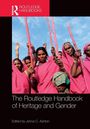„The Routledge Handbook of Heritage and Gender“, Frauen in rosa Gewändern halten Stöcke in die Luft.