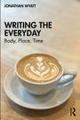 "WRITING THE EVERYDAY: Body, Place, Time" von Jonathan Wyatt. Eine Tasse Kaffee mit Latte Art in einem Café.