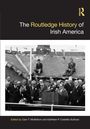 "The Routledge History of Irish America" steht groß über einem schwarz-weißen Foto einer Menschenmenge bei einer Rede.