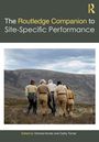 "The Routledge Companion to Site-Specific Performance." Fünf Personen wandern in beiger und grüner Kleidung durch eine hügelige Landschaft.