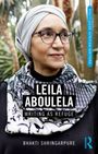 LEILA ABOULELA: WRITING AS REFUGE. Eine Frau mit Brille und Kopftuch in einem grünen, naturbelassenen Umfeld.