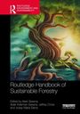 „Routledge Handbook of Sustainable Forestry“. Illustration eines großen, geschwungenen Baumes vor Sonnenuntergang.