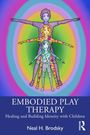 „Embodied Play Therapy: Healing and Building Identity with Children“ von Neal H. Brodsky. Illustration: Bunte, ineinander verschachtelte Figuren in einem farbigen, konzentrischen Hintergrund.