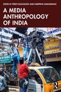 „A Media Anthropology of India“, herausgegeben von Preeti Ragunath und Haripriya Narasimhan. Filmteam auf einem Fahrzeug.