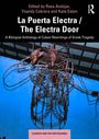 "La Puerta Electra / The Electra Door" ist der Titel, darunter ein kunstvolles Drahtgebilde an einer Wand.
