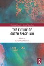 "The Future of Outer Space Law" von Anna Marie Brennan. Aquarellartige Hintergrundfarben in Blau und Rot.