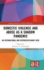 "Domestic Violence and Abuse as a Shadow Pandemic" auf abstraktem Hintergrund in Rot- und Blautönen.