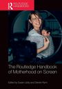 Text: "The Routledge Handbook of Motherhood on Screen." Logo oben links. Frau mit Brille hält Baby im Arm.