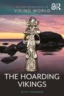 "The Hoarding Vikings" von Gitte T. Ingvardson. Im Hintergrund Sonnenuntergang über einem felsigen Küstenabschnitt.