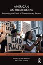 Buchtitel: "American Antiblackness". Zwei Frauen protestieren mit Schildern: "End Racism", "We Will Not Be Silent".