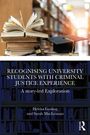 "RECOGNISING UNIVERSITY STUDENTS WITH CRIMINAL JUSTICE EXPERIENCE: A story-led Exploration" von Helena Gosling und Sarah MacLennan. Oben Bücher, Doktorhut, Richterhammer.