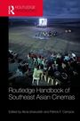 "Routledge Handbook of Southeast Asian Cinemas" zeigt Menschen, die am Strand einen Film im Freien ansehen.