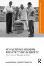 Oben: ROUTLEDGE RESEARCH IN ARCHITECTURE. Titel: REINVENTING MODERN ARCHITECTURE IN GREECE von MARIANNA CHARITONIDOU. Vier Menschen betrachten Baupläne im Freien.