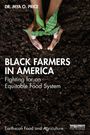 "Black Farmers in America: Fighting for an Equitable Food System". Hände pflanzen einen grünen Setzling im dunklen Boden.