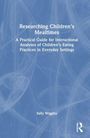 „Researching Children's Mealtimes“ von Sally Wiggins. Ein blauer Hintergrund mit abstrakten weißen Mustern.