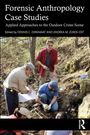 "Forensic Anthropology Case Studies" steht oben. Darunter arbeiten Menschen an einem Abhang im Freien.